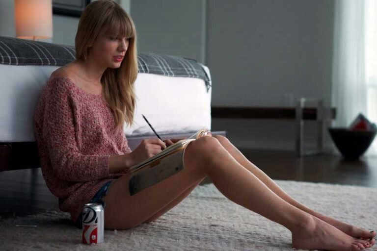 Taylor-Swift-feet-4