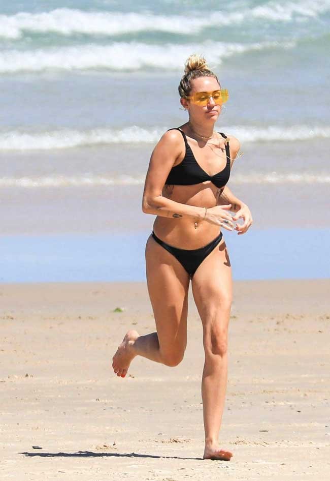 miley-cyrus-feet-15